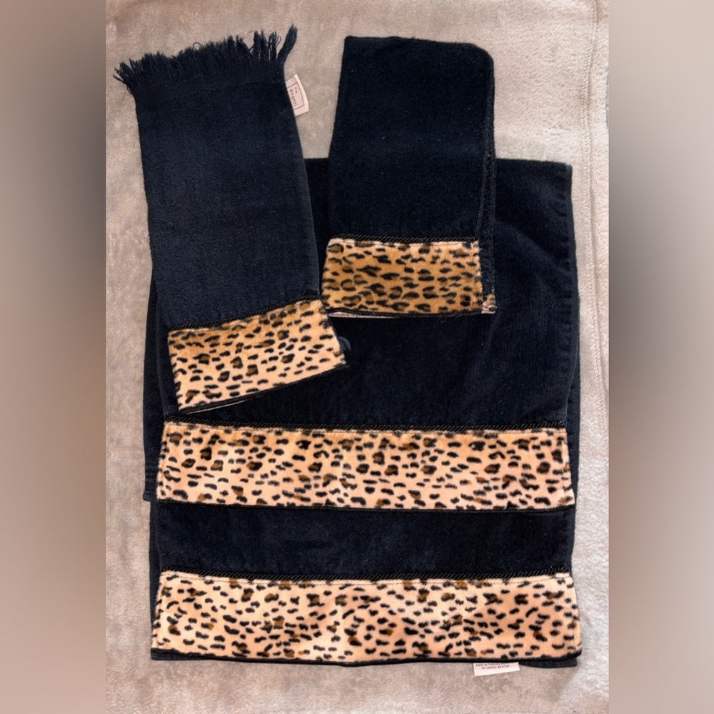 Avanti Leopard bathroom set. 
2 Hand Towels, 1 Fingertip towel, 1 Wash cloth